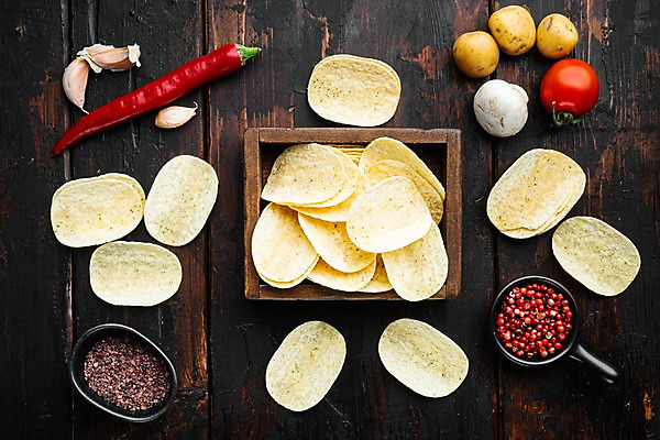 포토 JPG 해외이미지 그릇 방울토마토 고추 감자 실내 마늘 사람없음 하이앵글 나무상자 소금 양송이 후추 감자칩 나무탁자 플랫레이 해외포토 식기 뷰포인트 토마토 채소 탁자 내부 상자 과자 버섯 플랫 칩_음식 향신료 파일형식