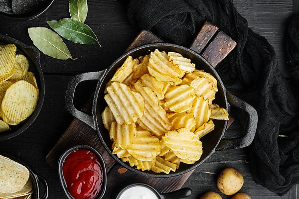 포토 JPG 해외이미지 그릇 검은배경 감자 사람없음 하이앵글 냄비 케첩 감자칩 나무도마 월계수 해외포토 식기 뷰포인트 백그라운드 채소 도마 목재 과자 검은색 소스_음식 칩_음식 솥 파일형식