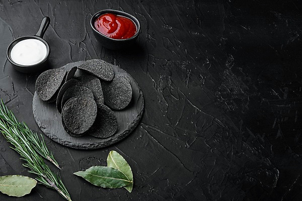 포토 JPG 해외이미지 그릇 검은배경 사람없음 케첩 로즈메리 감자칩 월계수 카피스페이스 돌접시 해외포토 식기 접시 백그라운드 과자 검은색 공백 소스_음식 칩_음식 허브 파일형식