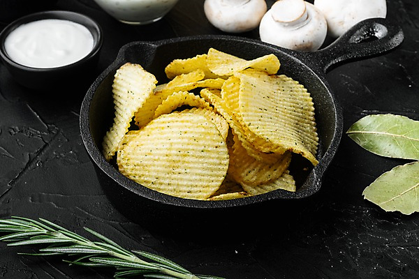 포토 JPG 해외이미지 그릇 검은배경 사람없음 프라이팬 소스 양송이 로즈메리 감자칩 월계수 해외포토 식기 백그라운드 주방용품 과자 검은색 버섯 양념 칩_음식 허브 파일형식