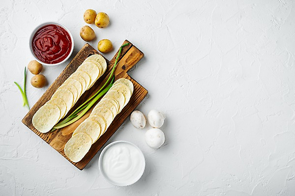 포토 JPG 해외이미지 그릇 감자 실내 사람없음 하이앵글 소스 케첩 흰배경 양송이 파 감자칩 나무도마 카피스페이스 해외포토 식기 뷰포인트 백그라운드 채소 도마 내부 목재 과자 버섯 공백 흰색 양념 소스_음식 칩_음식 파일형식