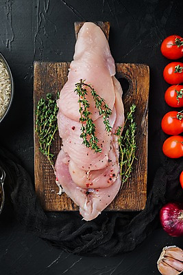 포토 JPG 해외이미지 방울토마토 검은배경 실내 마늘 생고기 사람없음 하이앵글 닭고기 허브 날것 나무도마 해외포토 식물 뷰포인트 백그라운드 토마토 채소 도마 육류 내부 목재 검은색 파일형식