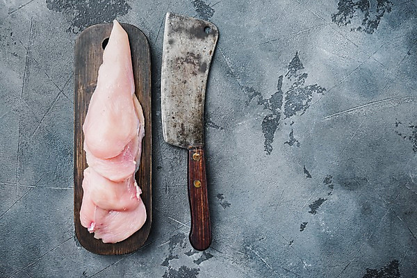 포토 JPG 해외이미지 다이어트 회색배경 실내 생고기 사람없음 하이앵글 닭고기 신선 칼 날것 나무도마 닭가슴살 카피스페이스 해외포토 뷰포인트 백그라운드 도마 건강 육류 내부 목재 공백 회색 파일형식
