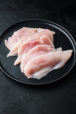 포토 JPG 해외이미지 다이어트 검은배경 쟁반 실내 생고기 사람없음 닭고기 신선 날것 닭가슴살 해외포토 백그라운드 건강 육류 내부 검은색 파일형식