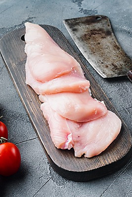 포토 JPG 해외이미지 다이어트 회색배경 실내 생고기 사람없음 닭고기 신선 칼 날것 나무도마 닭가슴살 해외포토 백그라운드 도마 건강 육류 내부 목재 회색 파일형식