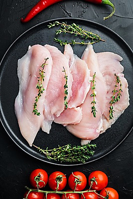 포토 JPG 해외이미지 다이어트 방울토마토 검은배경 쟁반 실내 생고기 사람없음 하이앵글 닭고기 신선 허브 날것 닭가슴살 해외포토 식물 뷰포인트 백그라운드 토마토 건강 육류 내부 검은색 파일형식