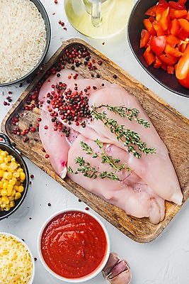 포토 JPG 해외이미지 식재료 치즈 파프리카 실내 생고기 옥수수 사람없음 하이앵글 닭고기 쌀 준비 흰배경 날것 멕시코음식 타코 나무쟁반 살사소스 통후추 해외포토 뷰포인트 백그라운드 채소 유제품 곡류 쟁반 서양음식 육류 내부 목재 흰색 소스_음식 후추 파일형식