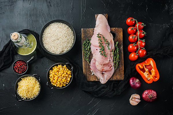 포토 JPG 해외이미지 식재료 방울토마토 검은배경 치즈 파프리카 실내 마늘 생고기 옥수수 사람없음 닭고기 쌀 올리브오일 준비 날것 멕시코음식 타코 나무도마 통후추 해외포토 백그라운드 토마토 채소 유제품 곡류 도마 서양음식 육류 내부 목재 검은색 기름_음식 후추 파일형식