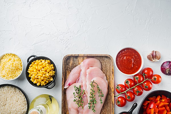 포토 JPG 해외이미지 식재료 방울토마토 치즈 실내 마늘 생고기 옥수수 사람없음 닭고기 쌀 올리브오일 준비 흰배경 날것 멕시코음식 타코 나무쟁반 살사소스 카피스페이스 해외포토 백그라운드 토마토 채소 유제품 곡류 쟁반 서양음식 육류 내부 목재 공백 흰색 소스_음식 기름_음식 파일형식