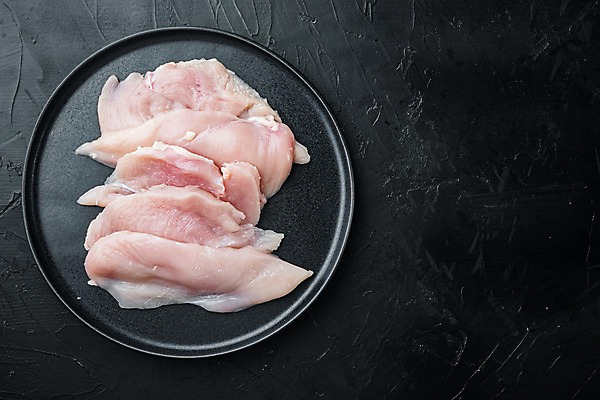 포토 JPG 해외이미지 다이어트 검은배경 쟁반 실내 생고기 사람없음 하이앵글 닭고기 신선 날것 닭가슴살 카피스페이스 해외포토 뷰포인트 백그라운드 건강 육류 내부 검은색 공백 파일형식