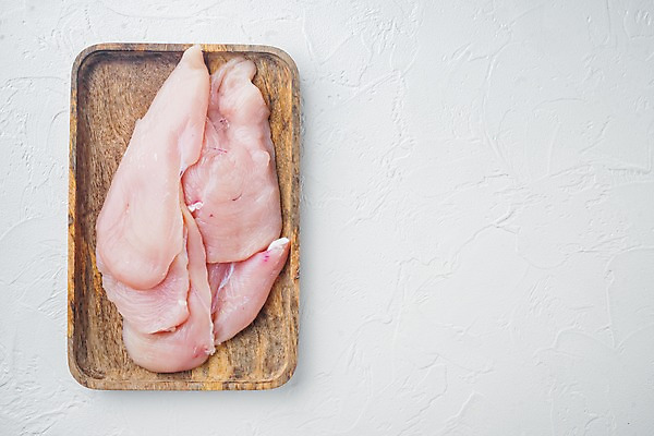 포토 JPG 해외이미지 다이어트 실내 생고기 사람없음 하이앵글 닭고기 신선 흰배경 날것 나무쟁반 닭가슴살 카피스페이스 해외포토 뷰포인트 백그라운드 쟁반 건강 육류 내부 목재 공백 흰색 파일형식