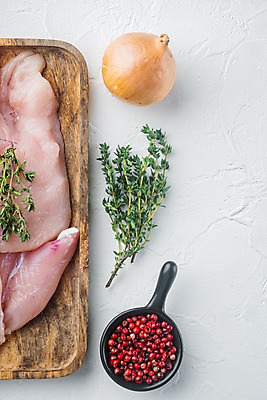 포토 JPG 해외이미지 다이어트 양파 실내 생고기 사람없음 닭고기 신선 허브 흰배경 날것 나무쟁반 닭가슴살 통후추 카피스페이스 해외포토 식물 백그라운드 채소 쟁반 건강 육류 내부 목재 공백 흰색 후추 파일형식