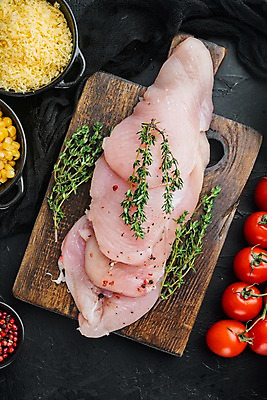 포토 JPG 해외이미지 식재료 방울토마토 검은배경 치즈 실내 생고기 사람없음 닭고기 허브 준비 날것 멕시코음식 타코 나무도마 해외포토 식물 백그라운드 토마토 유제품 도마 서양음식 육류 내부 목재 검은색 파일형식