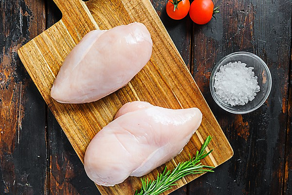 포토 JPG 해외이미지 방울토마토 실내 생고기 사람없음 닭고기 신선 준비 날것 소금 로즈메리 나무도마 닭가슴살 나무배경 해외포토 백그라운드 토마토 도마 육류 내부 목재 허브 파일형식