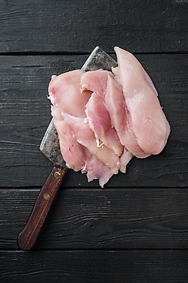 포토 JPG 해외이미지 다이어트 검은배경 실내 생고기 사람없음 하이앵글 닭고기 신선 칼 날것 닭가슴살 해외포토 뷰포인트 백그라운드 건강 육류 내부 검은색 파일형식
