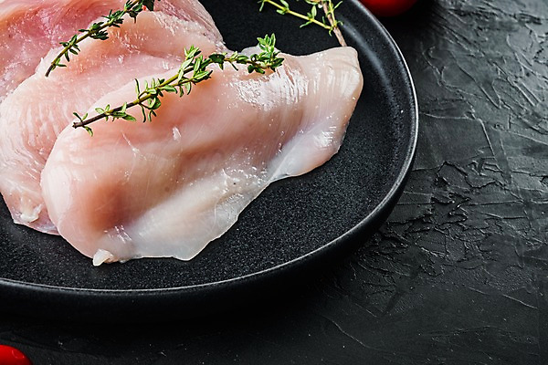 포토 JPG 해외이미지 다이어트 검은배경 쟁반 실내 생고기 사람없음 닭고기 신선 허브 날것 닭가슴살 카피스페이스 해외포토 식물 백그라운드 건강 육류 내부 검은색 공백 파일형식