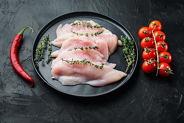 포토 JPG 해외이미지 다이어트 방울토마토 검은배경 쟁반 실내 생고기 사람없음 닭고기 신선 허브 날것 홍고추 닭가슴살 해외포토 식물 백그라운드 토마토 고추 건강 육류 내부 검은색 파일형식