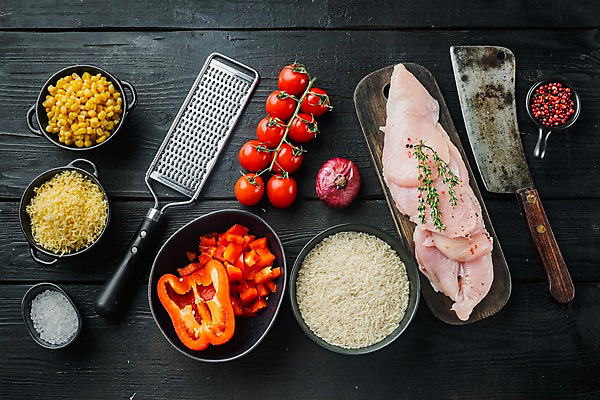 포토 JPG 해외이미지 그릇 식재료 방울토마토 검은배경 치즈 파프리카 실내 생고기 옥수수 사람없음 닭고기 쌀 칼 준비 날것 소금 멕시코음식 타코 강판 나무도마 통후추 해외포토 식기 백그라운드 토마토 채소 유제품 곡류 도마 서양음식 육류 내부 목재 검은색 후추 파일형식