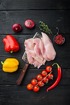 포토 JPG 해외이미지 다이어트 방울토마토 검은배경 파프리카 실내 생고기 사람없음 닭고기 신선 칼 허브 날것 홍고추 닭가슴살 통후추 해외포토 식물 백그라운드 토마토 채소 고추 건강 육류 내부 검은색 후추 파일형식