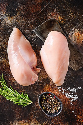 포토 JPG 해외이미지 실내 생고기 사람없음 닭고기 신선 칼 준비 날것 로즈메리 닭가슴살 통후추 갈색배경 해외포토 백그라운드 육류 내부 갈색 허브 후추 파일형식