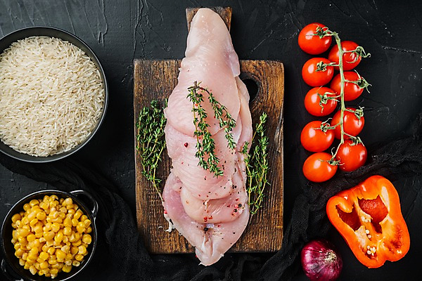 포토 JPG 해외이미지 식재료 방울토마토 검은배경 파프리카 실내 생고기 옥수수 사람없음 하이앵글 닭고기 쌀 준비 날것 멕시코음식 타코 나무도마 해외포토 뷰포인트 백그라운드 토마토 채소 곡류 도마 서양음식 육류 내부 목재 검은색 파일형식