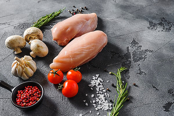 포토 JPG 해외이미지 방울토마토 회색배경 실내 마늘 생고기 사람없음 닭고기 버섯 신선 준비 날것 소금 로즈메리 닭가슴살 통후추 해외포토 백그라운드 토마토 채소 육류 내부 회색 허브 후추 파일형식