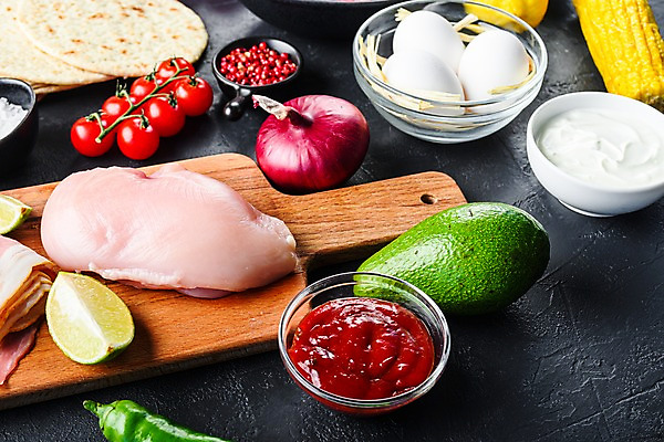 포토 JPG 해외이미지 식재료 방울토마토 검은배경 실내 생고기 사람없음 계란 닭고기 신선 준비 라임 멕시코음식 아보카도 타코 나무도마 살사소스 핸드메이드 해외포토 백그라운드 토마토 과일 도마 서양음식 육류 내부 목재 알 검은색 소스_음식 파일형식