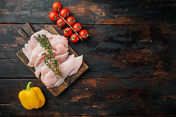 포토 JPG 해외이미지 다이어트 방울토마토 파프리카 실내 생고기 사람없음 하이앵글 닭고기 신선 허브 날것 나무도마 닭가슴살 카피스페이스 나무배경 해외포토 식물 뷰포인트 백그라운드 토마토 채소 도마 건강 육류 내부 목재 공백 파일형식