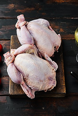 포토 JPG 해외이미지 실내 생고기 사람없음 닭고기 신선 날것 나무도마 나무배경 해외포토 백그라운드 도마 육류 내부 목재 파일형식