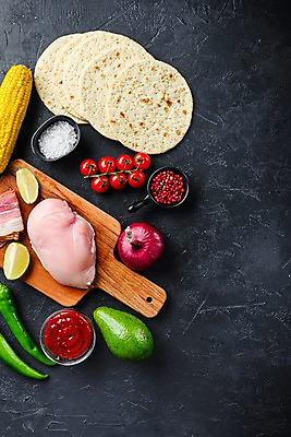 포토 JPG 해외이미지 식재료 고추 검은배경 실내 생고기 옥수수 사람없음 닭고기 신선 준비 소금 라임 멕시코음식 아보카도 타코 나무도마 살사소스 통후추 핸드메이드 해외포토 백그라운드 채소 과일 곡류 도마 서양음식 육류 내부 목재 검은색 소스_음식 후추 파일형식
