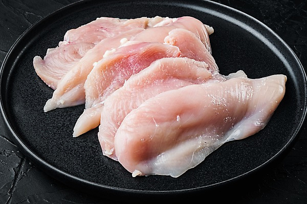 포토 JPG 해외이미지 다이어트 검은배경 쟁반 실내 생고기 사람없음 닭고기 신선 날것 닭가슴살 해외포토 백그라운드 건강 육류 내부 검은색 파일형식