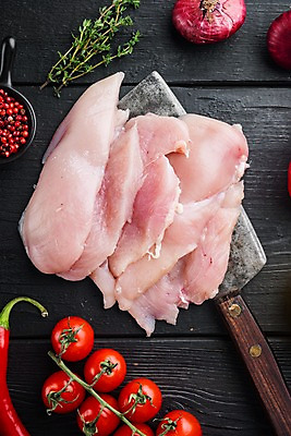 포토 JPG 해외이미지 다이어트 방울토마토 검은배경 실내 생고기 사람없음 하이앵글 닭고기 신선 칼 허브 날것 홍고추 닭가슴살 통후추 해외포토 식물 뷰포인트 백그라운드 토마토 고추 건강 육류 내부 검은색 후추 파일형식