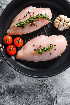 포토 JPG 해외이미지 방울토마토 회색배경 실내 마늘 생고기 사람없음 하이앵글 닭고기 신선 그릴 준비 날것 로즈메리 닭가슴살 통후추 해외포토 뷰포인트 백그라운드 토마토 채소 주방용품 육류 내부 회색 허브 후추 파일형식