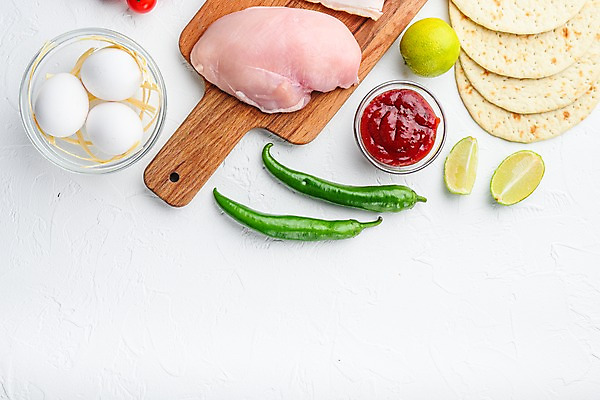 포토 JPG 해외이미지 식재료 고추 실내 생고기 사람없음 계란 닭고기 신선 준비 흰배경 라임 멕시코음식 타코 나무도마 살사소스 핸드메이드 카피스페이스 해외포토 백그라운드 채소 과일 도마 서양음식 육류 내부 목재 알 공백 흰색 소스_음식 파일형식