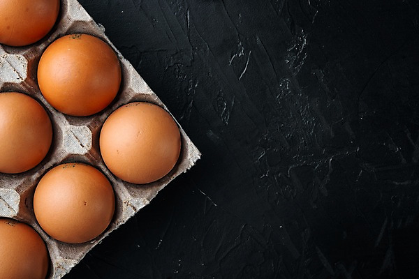 포토 JPG 해외이미지 음식 검은배경 실내 사람없음 하이앵글 계란 계란판 카피스페이스 해외포토 뷰포인트 백그라운드 내부 알 검은색 공백 파일형식