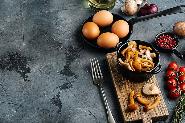 포토 JPG 해외이미지 음식 포크 방울토마토 회색배경 실내 사람없음 계란 버섯 나무도마 카피스페이스 해외포토 식기 백그라운드 토마토 도마 내부 목재 알 공백 회색 파일형식