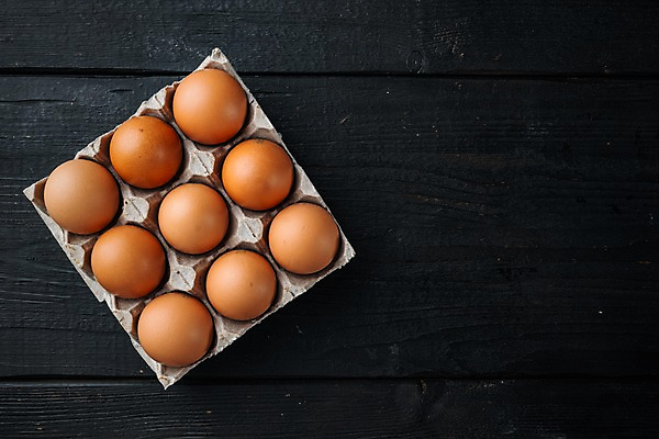 포토 JPG 해외이미지 음식 검은배경 실내 사람없음 계란 계란판 카피스페이스 해외포토 백그라운드 내부 알 검은색 공백 파일형식