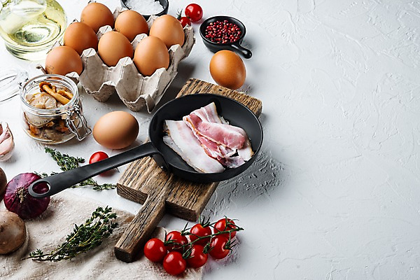 포토 JPG 해외이미지 음식 방울토마토 양파 실내 사람없음 계란 버섯 프라이팬 올리브오일 병 허브 흰배경 베이컨 후추 계란판 나무도마 카피스페이스 해외포토 식물 식기 백그라운드 토마토 채소 주방용품 도마 돼지고기 내부 목재 알 공백 흰색 기름_음식 향신료 파일형식