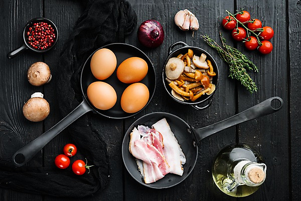 포토 JPG 해외이미지 음식 방울토마토 검은배경 실내 사람없음 하이앵글 계란 버섯 프라이팬 올리브오일 허브 베이컨 후추 적양파 해외포토 식물 뷰포인트 백그라운드 토마토 주방용품 양파 돼지고기 내부 알 검은색 기름_음식 향신료 파일형식