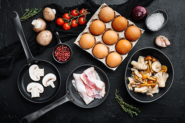포토 JPG 해외이미지 음식 방울토마토 검은배경 실내 사람없음 하이앵글 계란 버섯 프라이팬 베이컨 계란판 해외포토 뷰포인트 백그라운드 토마토 주방용품 돼지고기 내부 알 검은색 파일형식