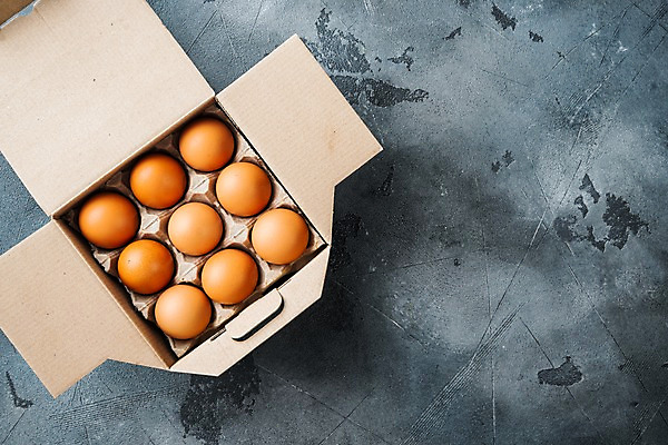 포토 JPG 해외이미지 음식 회색배경 실내 사람없음 상자 하이앵글 계란 계란판 카피스페이스 해외포토 뷰포인트 백그라운드 내부 알 공백 회색 파일형식