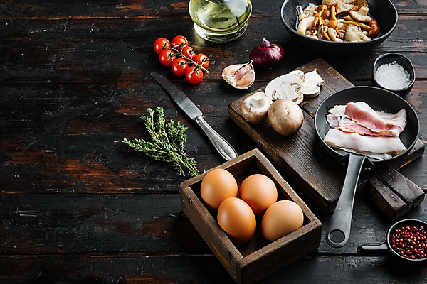 포토 JPG 해외이미지 음식 방울토마토 실내 사람없음 계란 버섯 프라이팬 나이프 나무상자 베이컨 나무도마 나무배경 해외포토 식기 백그라운드 토마토 주방용품 도마 돼지고기 내부 목재 상자 알 칼 파일형식