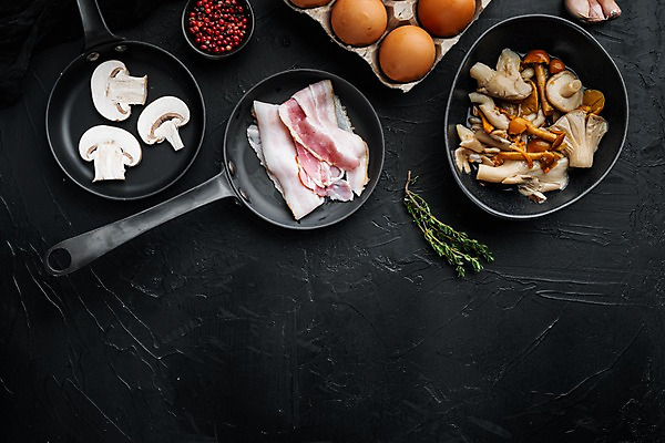 포토 JPG 해외이미지 음식 검은배경 실내 사람없음 하이앵글 계란 버섯 프라이팬 베이컨 카피스페이스 해외포토 뷰포인트 백그라운드 주방용품 돼지고기 내부 알 검은색 공백 파일형식