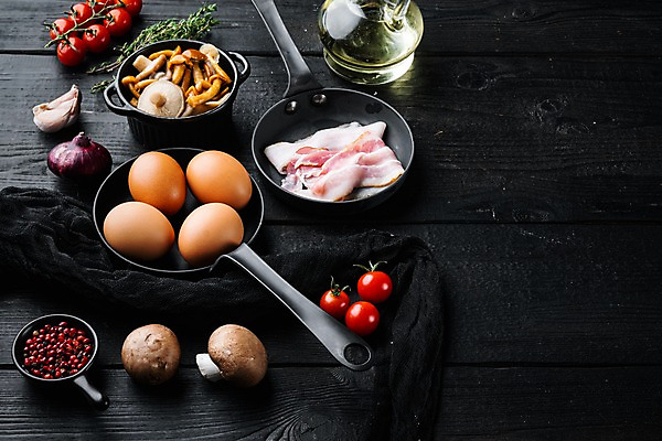 포토 JPG 해외이미지 음식 방울토마토 검은배경 양파 실내 사람없음 계란 버섯 프라이팬 올리브오일 베이컨 후추 카피스페이스 해외포토 백그라운드 토마토 채소 주방용품 돼지고기 내부 알 검은색 공백 기름_음식 향신료 파일형식