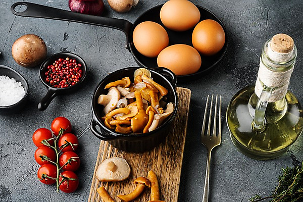 포토 JPG 해외이미지 음식 포크 방울토마토 회색배경 실내 사람없음 계란 버섯 프라이팬 올리브오일 냄비 나무도마 해외포토 식기 백그라운드 토마토 주방용품 도마 내부 목재 알 회색 기름_음식 솥 파일형식
