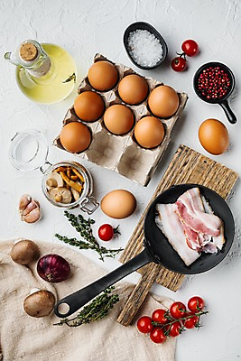 포토 JPG 해외이미지 음식 방울토마토 실내 사람없음 계란 버섯 프라이팬 올리브오일 병 천 흰배경 소금 베이컨 후추 계란판 나무도마 적양파 해외포토 식기 백그라운드 토마토 주방용품 양파 도마 돼지고기 내부 목재 알 흰색 직물 기름_음식 향신료 파일형식