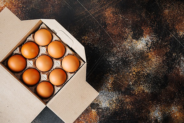 포토 JPG 해외이미지 음식 검은배경 실내 사람없음 상자 하이앵글 계란 카피스페이스 해외포토 뷰포인트 백그라운드 내부 알 검은색 공백 파일형식