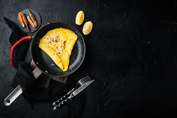 포토 JPG 해외이미지 음식 포크 고추 검은배경 사람없음 하이앵글 프라이팬 나이프 레몬 오믈렛 카피스페이스 해외포토 식기 뷰포인트 백그라운드 채소 과일 주방용품 검은색 공백 칼 계란요리 파일형식