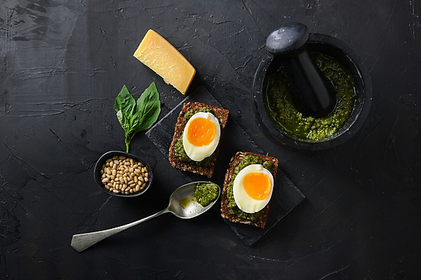 포토 JPG 해외이미지 치즈 실내 사람없음 하이앵글 숟가락 삶은계란 바질 막자사발 브루스케타 해외포토 뷰포인트 유제품 수저 내부 계란 사발 계란요리 파일형식