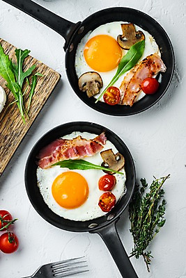 포토 JPG 해외이미지 음식 방울토마토 실내 사람없음 하이앵글 계란 프라이팬 계란프라이 흰배경 베이컨 해외포토 뷰포인트 백그라운드 토마토 주방용품 돼지고기 내부 알 흰색 계란요리 파일형식